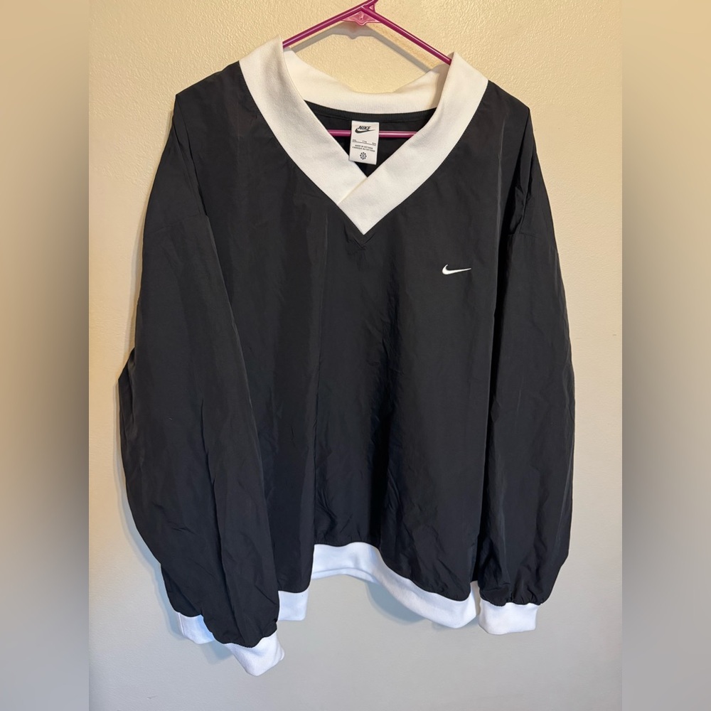 Woman’s Nike Water-Repellent Pullover Black And White Baggy Top Size 2XL